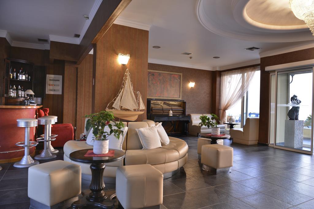 Hotel Cristina Maris Loutraki  Exterior photo
