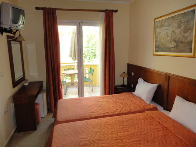 Hotel Cristina Maris Loutraki  Exterior photo
